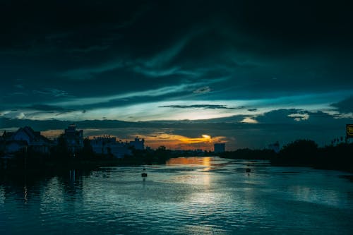 Photos gratuites de ciel spectaculaire, crépuscule, fleuve