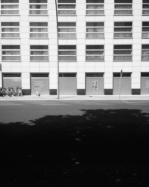 Darmowe zdjęcie z galerii z architektura, budynek betonowy, czarny i biały