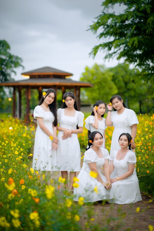 Безкоштовне стокове фото на тему «Азіатські дівчата, білі сукні, вертикальні постріл»