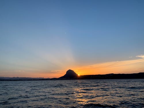 Základová fotografie zdarma na téma hora, moře, přímořská krajina