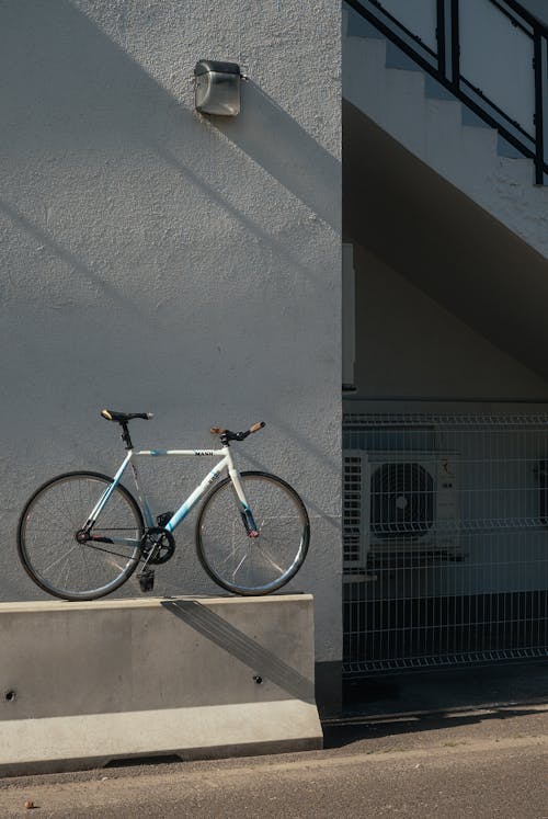 Fotos de stock gratuitas de aparcado, bicicleta, muro