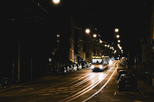 Kostnadsfri bild av gata, kollektivtrafik, lampor