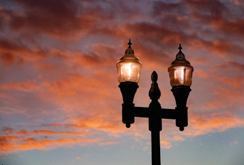 Безкоштовне стокове фото на тему «вуличний ліхтар, Захід сонця, легкий пост»