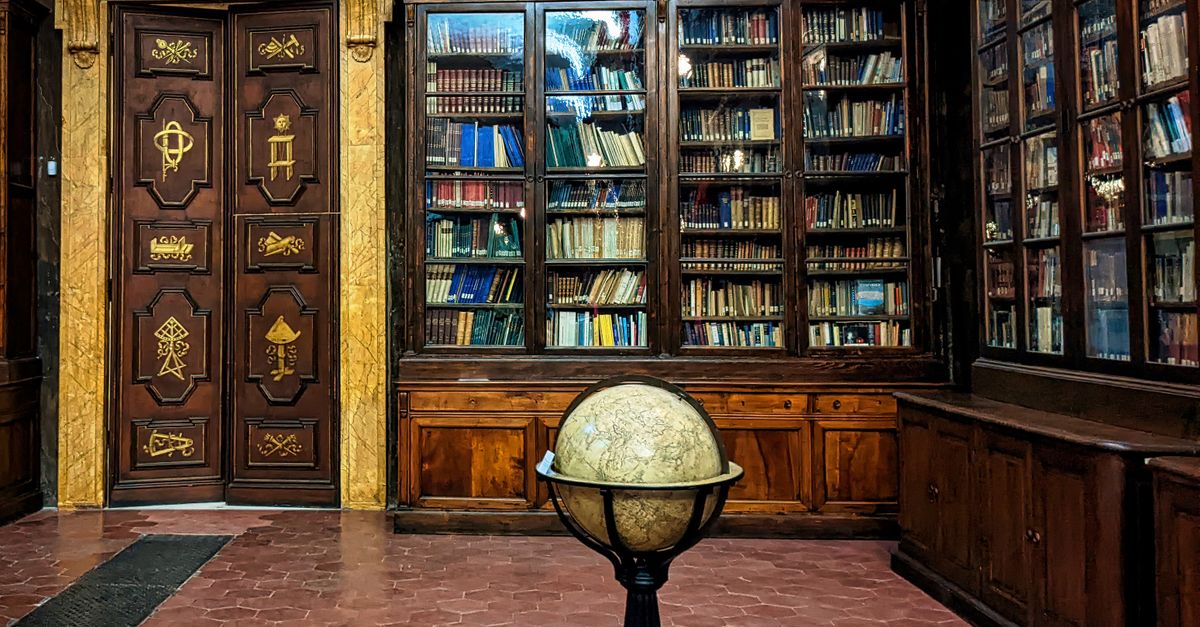 Library Italian Display A Library in Florence, Italy · Free Stock Photo
