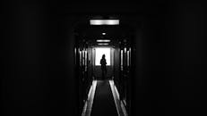 昏暗的走廊里，一个人物的戏剧性轮廓营造出一种神秘感
