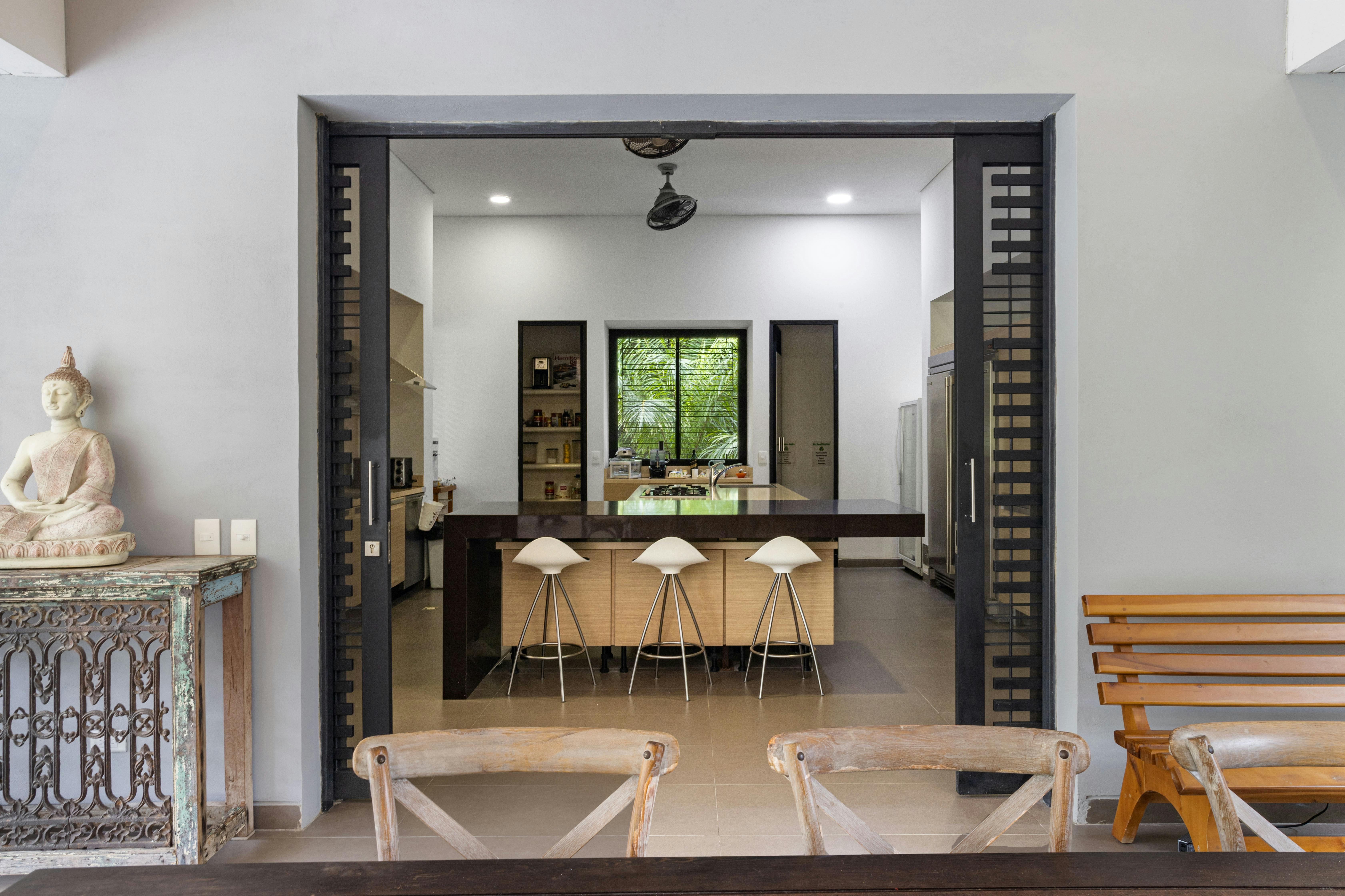 White Bar Chairs in the Kitchen · Free Stock Photo