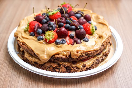 奶油饼干蛋糕浇头与水果