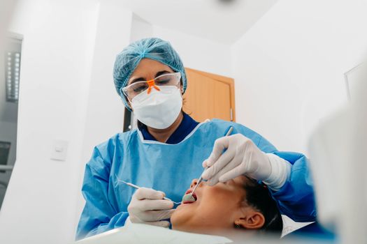 Dentista revisando los dientes de un niño