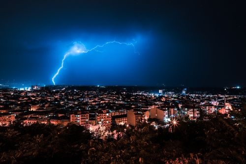 Free Captivating cityscape with a lightning strike illuminating the skyline. Perfect blend of nature and urban environment. Stock Photo