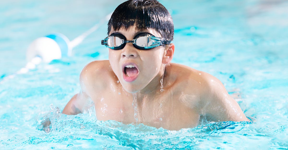 Une femme faisant de l'exercice en plein air, respirant profondément.