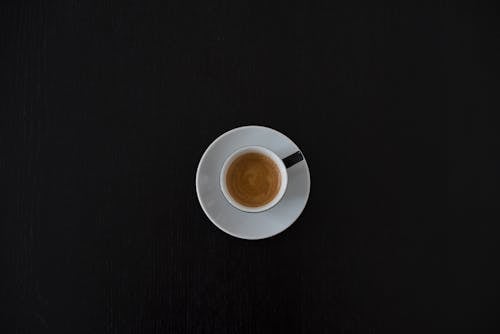 Ücretsiz Beyaz Fincan Tabağı üzerinde Beyaz Seramik Kahve Fincanı Stok Fotoğraflar