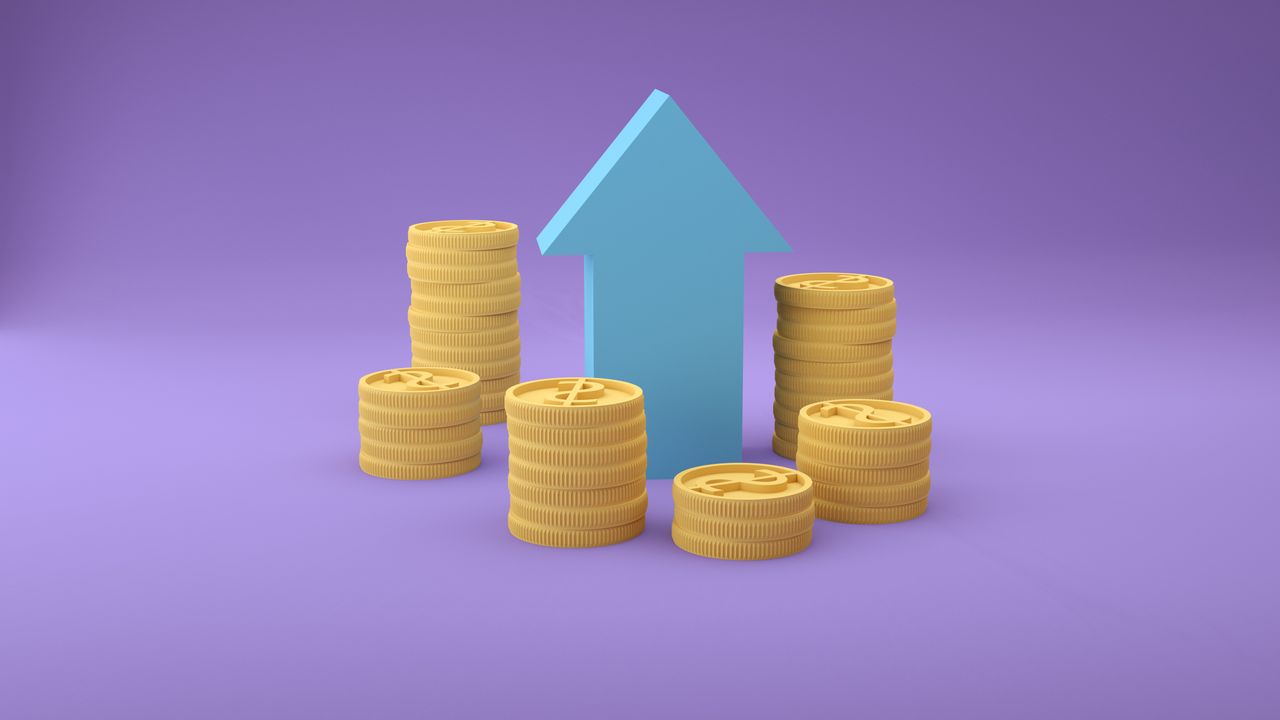Pilhas de moedas de alturas diferentes ilustrando a volatilidade em slots como os jogos Fortune