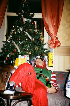 室内装饰的圣诞树旁，睡着的人展示了假日装饰的舒适气氛