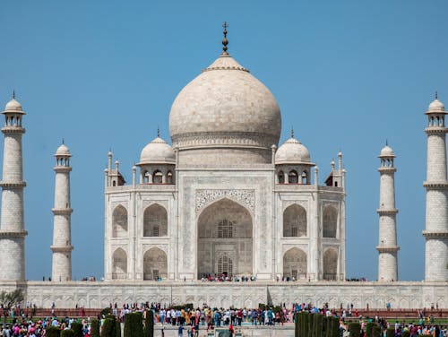 People at the Taj Mahal 