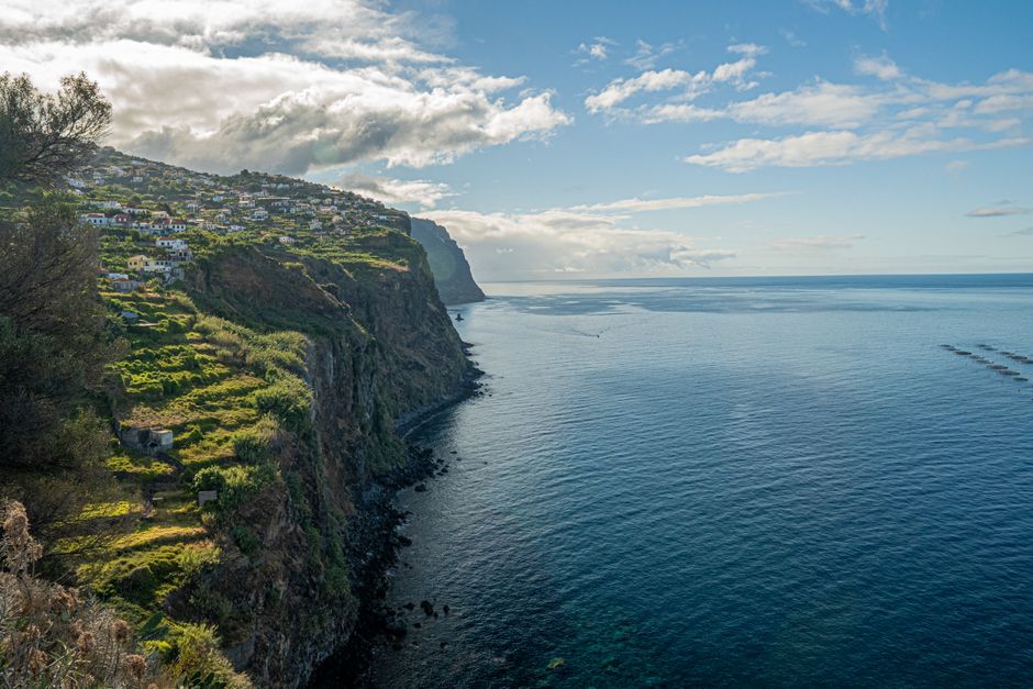 Groene kliffen van Madeira boven de Atlantische Oceaan