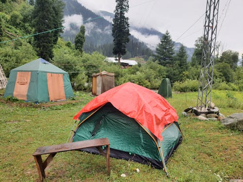 Foto profissional grátis de acampamento, acampamento na selva, montanhas verdes