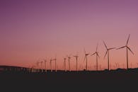 日落时分，西班牙扎哈拉德洛斯阿图内斯的风力涡轮机轮廓