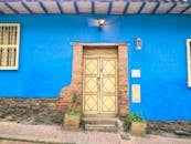 哥伦比亚波哥大拥有色彩缤纷的殖民建筑，它们有着充满活力的蓝色墙壁和传统的门