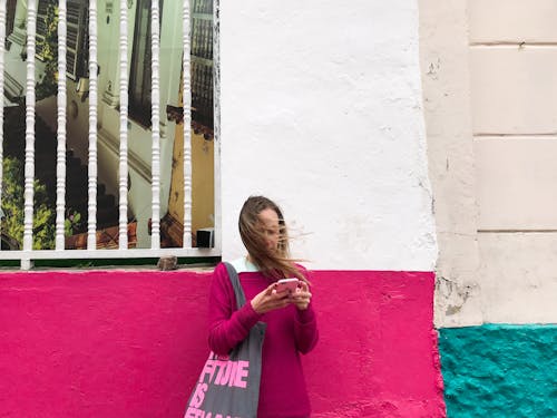 Mulher Em Pé Ao Lado Da Parede Branca E Rosa