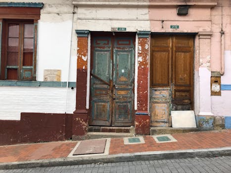 昆迪纳马卡乡村殖民大门的迷人街景，位于哥伦比亚