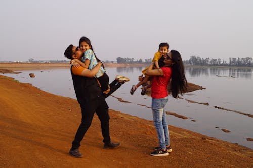 Foto stok gratis anak kecil, bersama, cinta