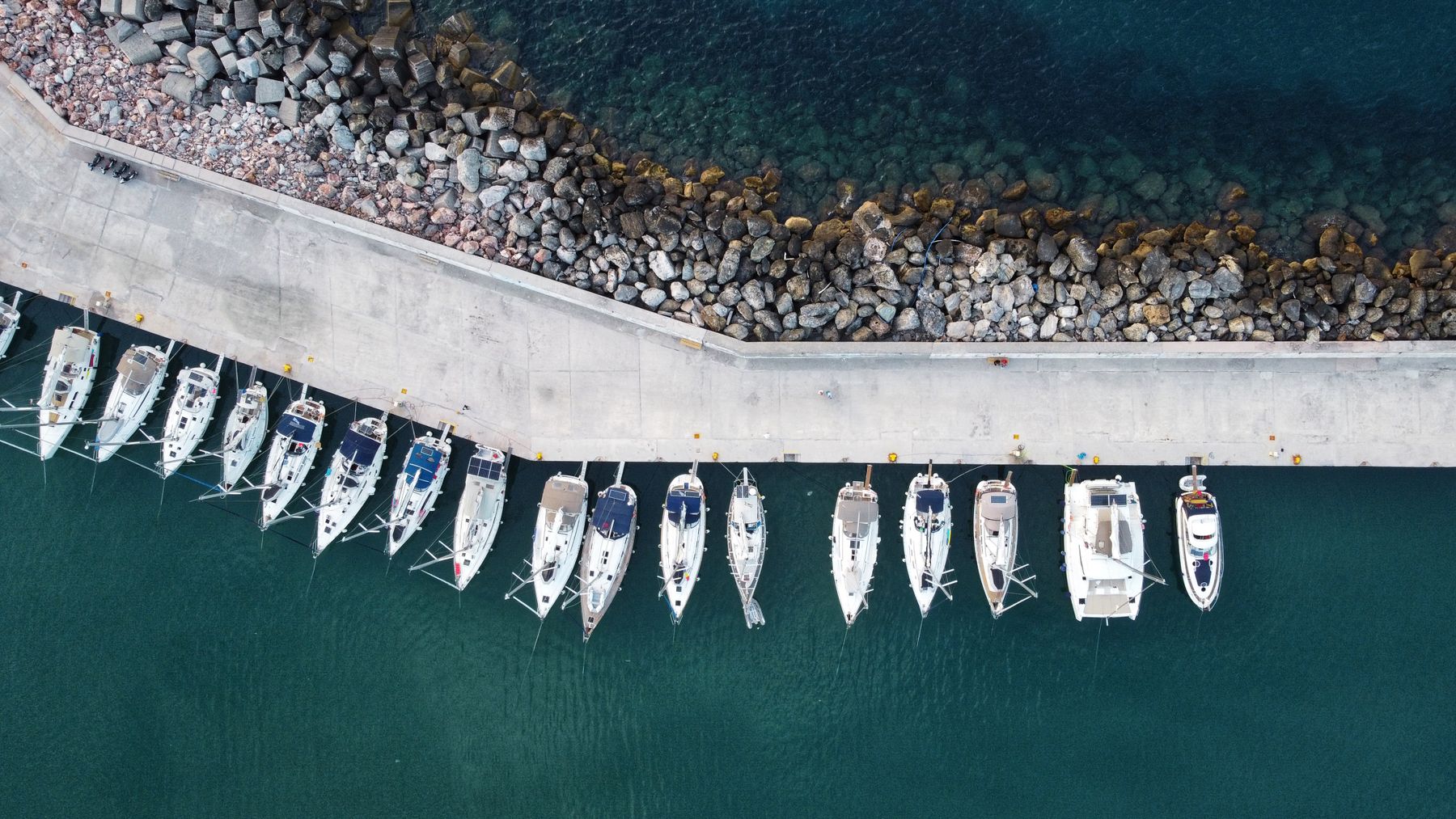 Türkisfarbenes Hafenwasser und Boote auf Skopelos