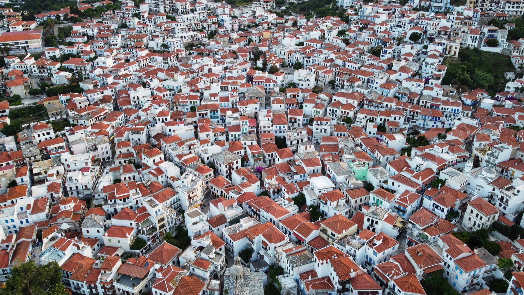 Luftbild von Skopelos-Stadt mit roten Dächern und Meer
