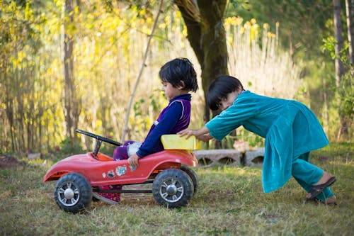 インドの女の子, インド人の少年, おもちゃの無料の写真素材