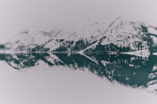 Gölün Yakınındaki Karlı Dağların Manzara Fotoğrafı