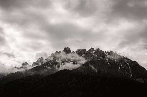 Fotografi Grayscale Gunung