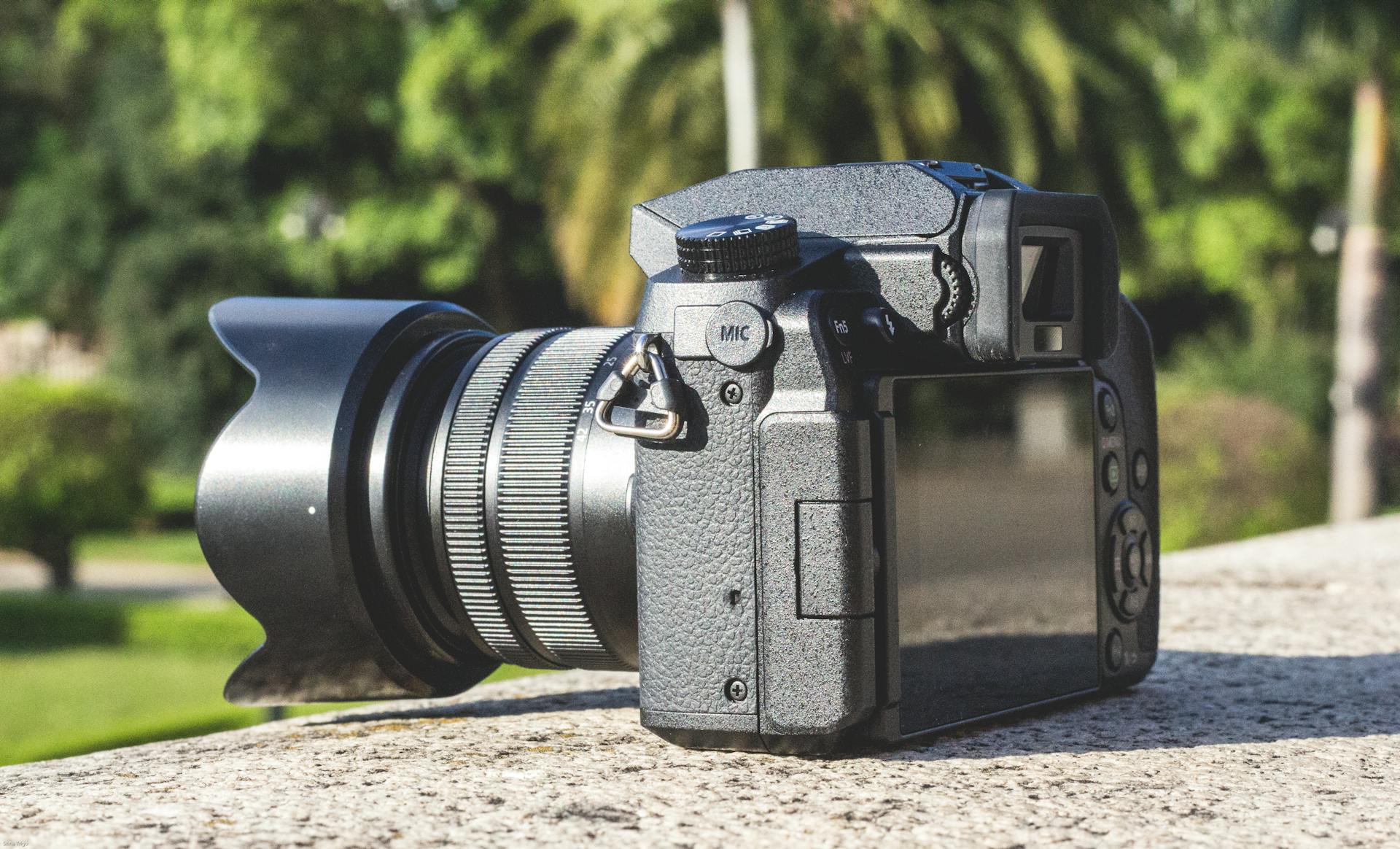 A DSLR camera with lens outdoors on a sunny day in Ipiranga, SP, Brazil.