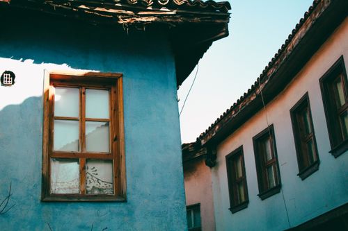 Free Charming view of traditional Ottoman houses with blue walls and wooden windows in Bursa, Türkiye. Stock Photo