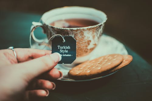 Türk Usulü çay Poşeti Kravat Tutan Kişi