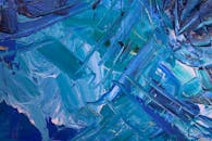 这幅充满活力的蓝色抽象画纹理丰富、色调多样，非常适合用作创意背景