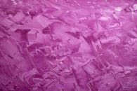 一幅抽象油画充满活力，画布上纹理丰富，以紫色为主