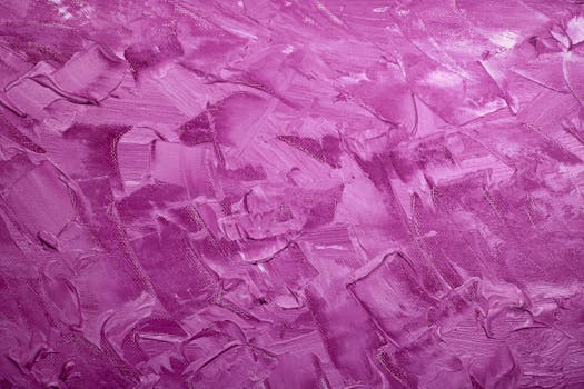 一幅抽象油画充满活力，画布上纹理丰富，以紫色为主