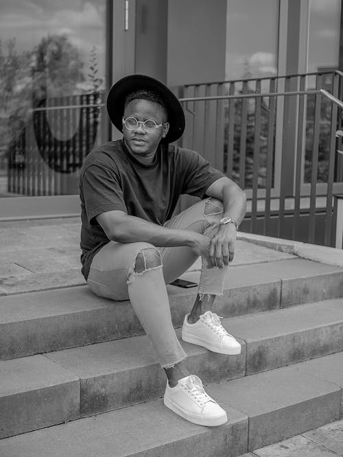 Ilmainen kuvapankkikuva tunnisteilla afroamerikkalainen mies, betoni portaat, harmaasävyt