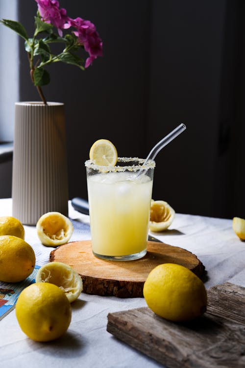 Gratis lagerfoto af bord, citroner, drikkeglas