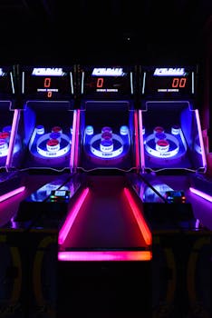 黑暗的街机环境中，发光的滑雪球机充满活力