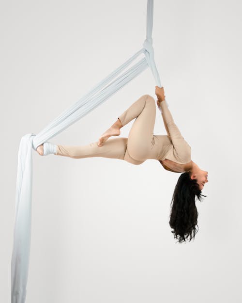 Základová fotografie zdarma na téma agilní, akrobat, béžové oblečení