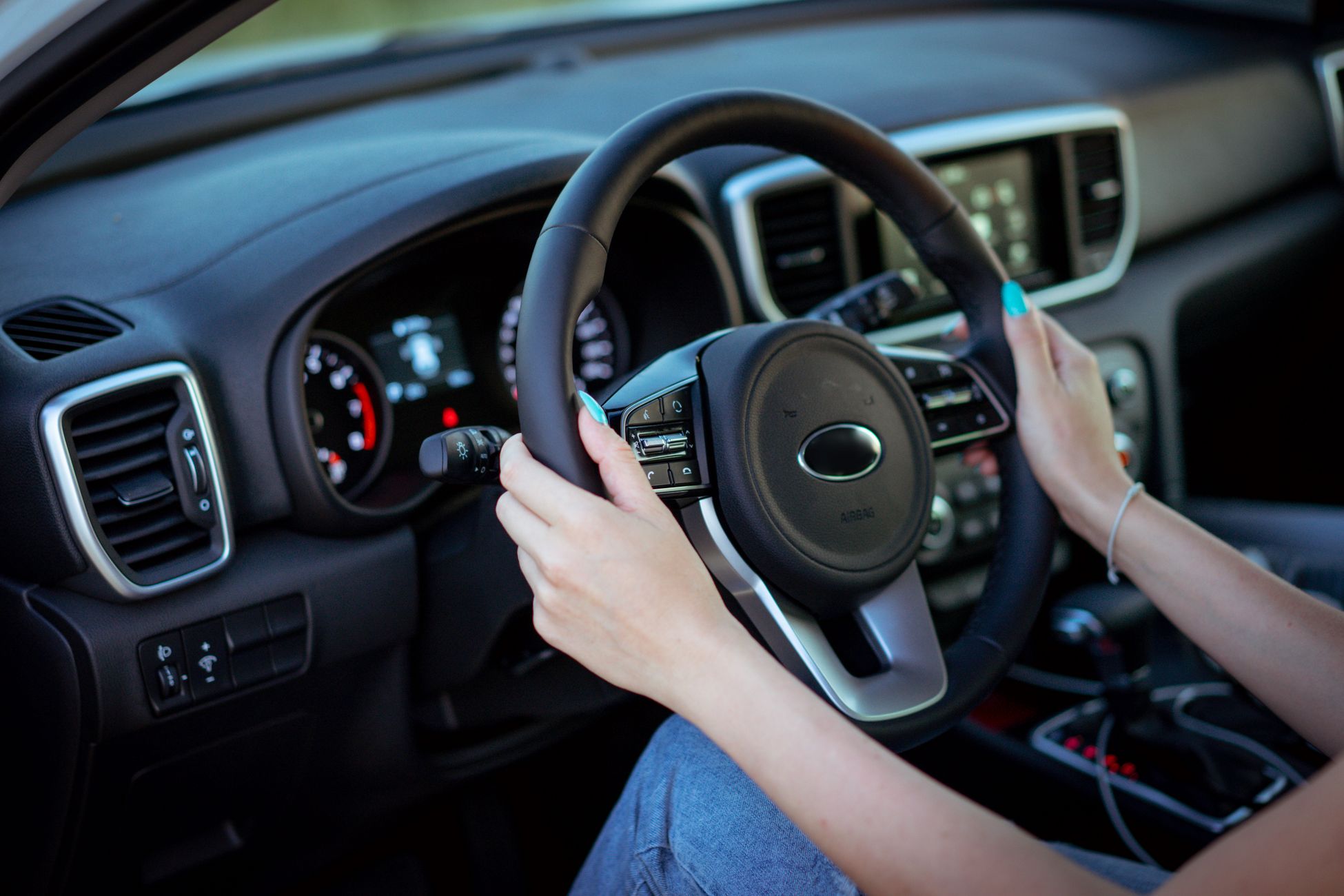 Vrouwelijke chauffeur wordt onwel, omstanders grijpen in