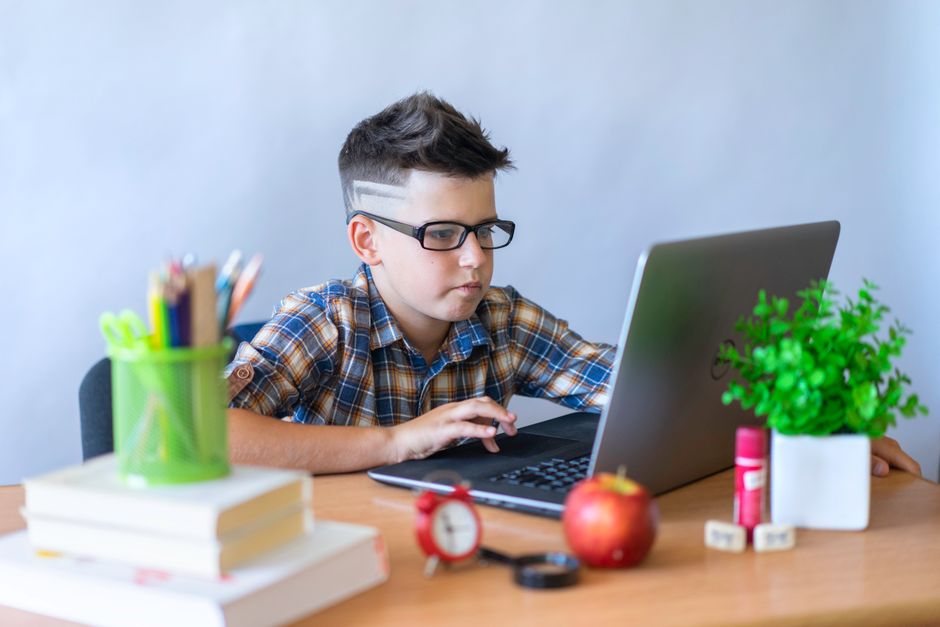A student using a laptop to navigate the digital SHSAT testing interface - new york city shsat A student using a laptop to navigate the digital SHSAT testing interface - new york city shsat