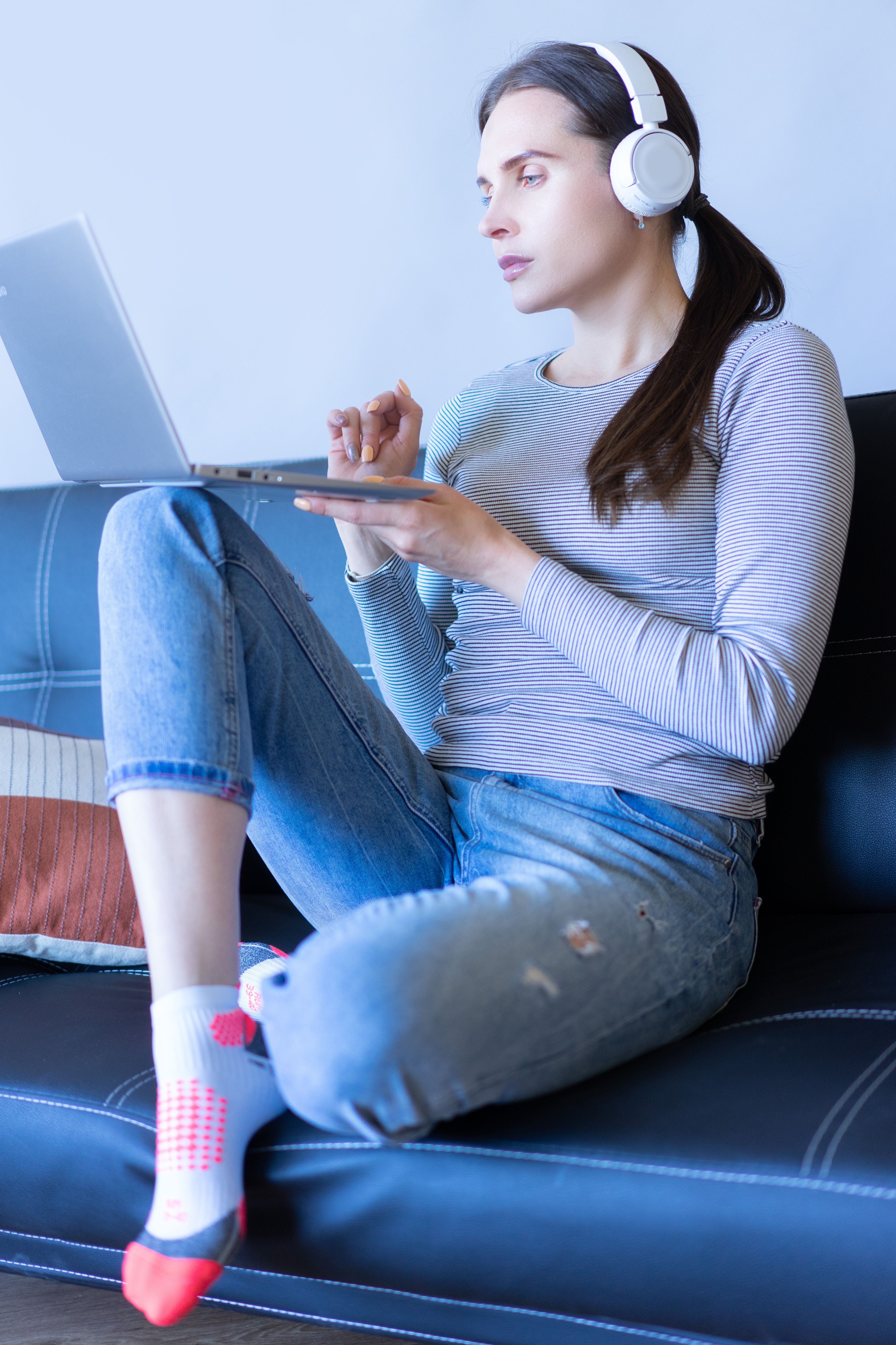 woman, laptop, relaxed, casual, approachable