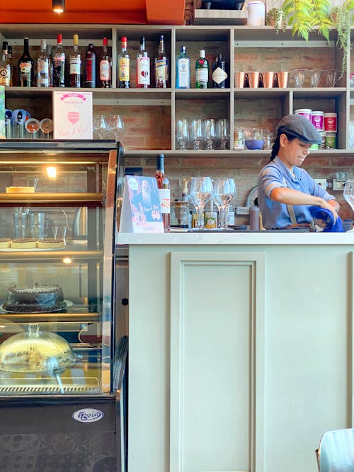 Δωρεάν στοκ φωτογραφιών με cafe, γυάλινα μπουκάλια, γυάλινα φλιτζάνια