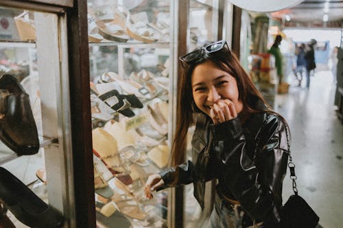 Foto profissional grátis de alegre, compras, jaqueta de couro preta