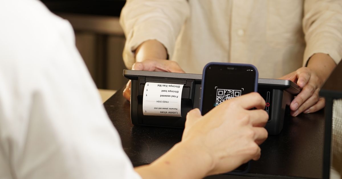 Reinigungskraft scannt einen QR-Code am Objekt zur automatischen Erfassung des Einsatzes