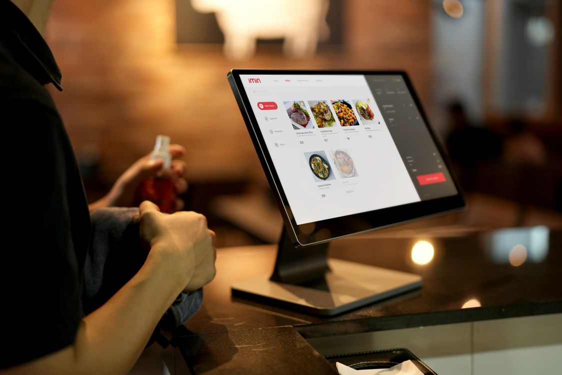 Sistem kasir POS digital di meja kasir restoran modern
