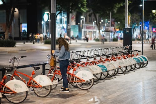 Imagine de stoc gratuită din biciclete, în picioare, jachetă denim