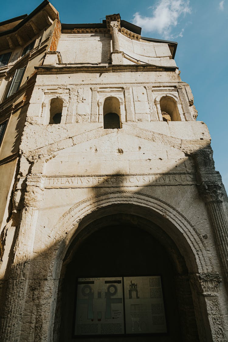 Porta Leoni In Verona