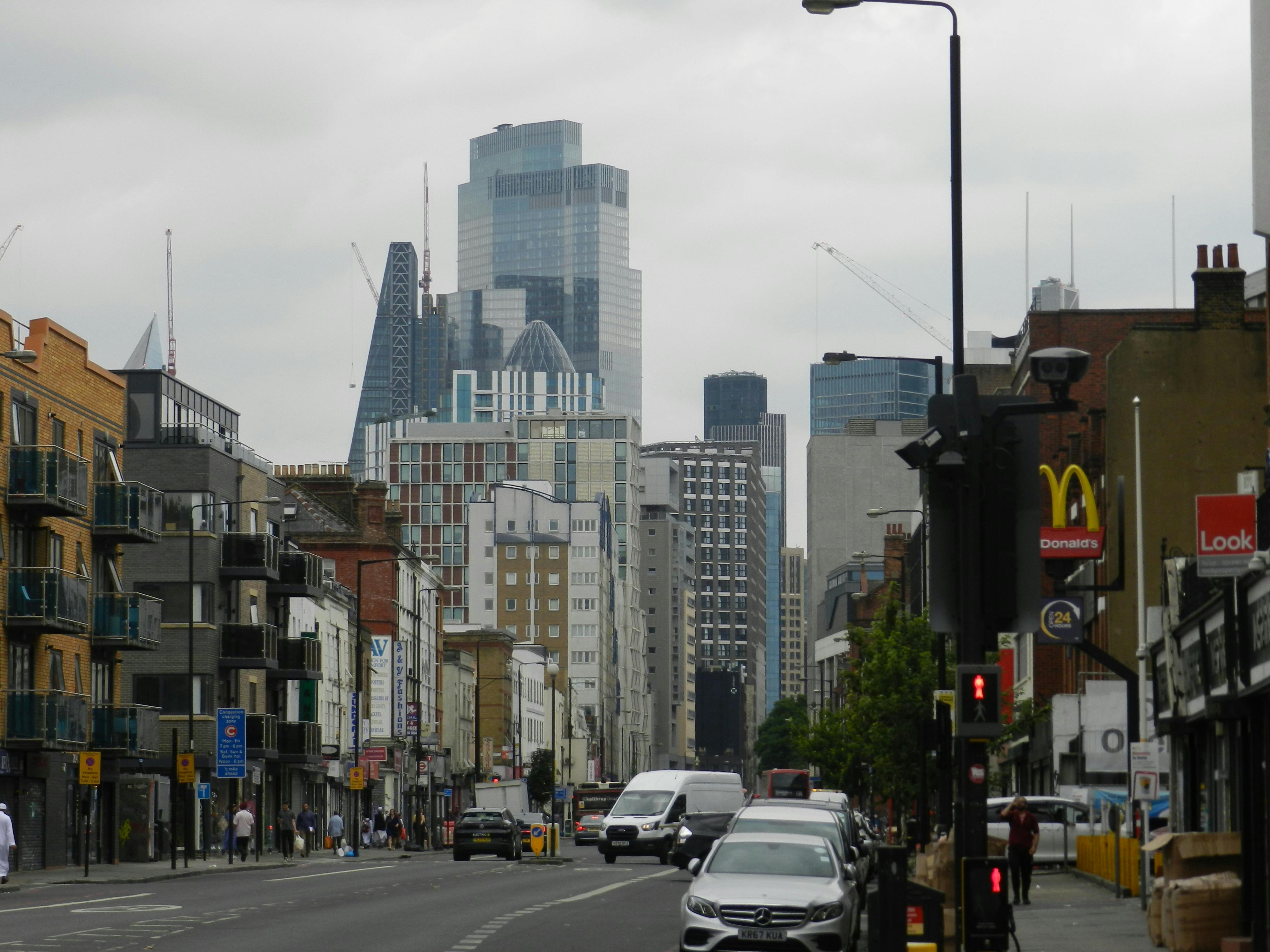 El distrito financiero de Londres bajo un cielo nublado